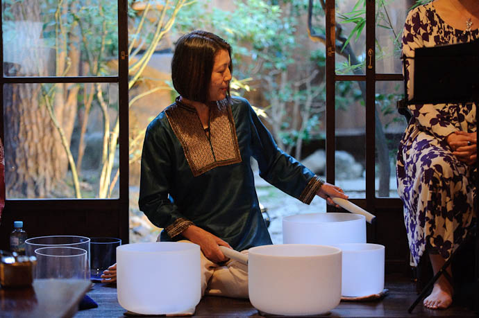Kumi Awaji &middot; Crystal Bowls The bowls sung a deeply penetrating, perfect tone -- Kyoto, Japan -- Copyright 2009 Jeffrey Friedl, http://regex.info/blog/