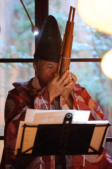 Nagayuki Nakamura &middot; Shou Playing an antique shou , a reeded instrument somewhat akin to a harmonica -- Kyoto, Japan -- Copyright 2009 Jeffrey Friedl, http://regex.info/blog/