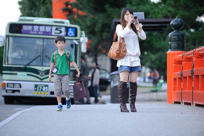 Returning From the Bus Stop -- Kyoto, Japan -- Copyright 2009 Jeffrey Friedl, http://regex.info/blog/