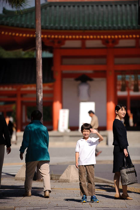 Oh, There's Daddy -- Heian Shrine -- Kyoto, Japan -- Copyright 2009 Jeffrey Friedl, http://regex.info/blog/