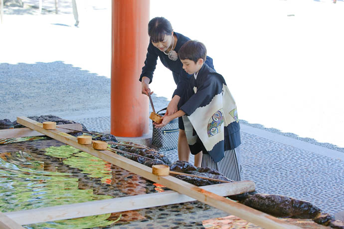 Ritual Purification Before Entering -- Heian Shrine -- Kyoto, Japan -- Copyright 2009 Jeffrey Friedl, http://regex.info/blog/