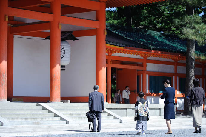 Going In via the Main Entrance -- Heian Shrine -- Kyoto, Japan -- Copyright 2009 Jeffrey Friedl, http://regex.info/blog/