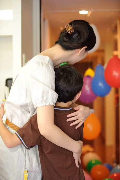 Giving Mommy a Thank-You Hug -- Kyoto, Japan -- Copyright 2009 Jeffrey Friedl, http://regex.info/blog/
