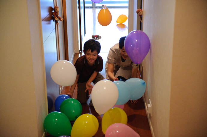 Balloon Ambush! -- Kyoto, Japan -- Copyright 2009 Jeffrey Friedl, http://regex.info/blog/