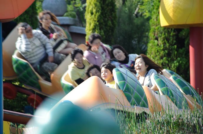 Approaching the Main Hairpin Curve -- Tokyo Disneyland -- Urayasu, Chiba, Japan -- Copyright 2009 Jeffrey Friedl, http://regex.info/blog/