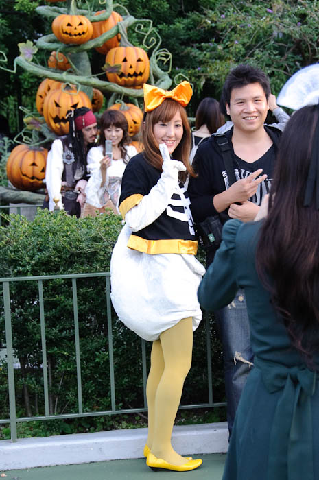 Incontinent Duck? Pirate in the background is just a bonus -- Tokyo Disneyland -- Urayasu, Chiba, Japan -- Copyright 2009 Jeffrey Friedl, http://regex.info/blog/