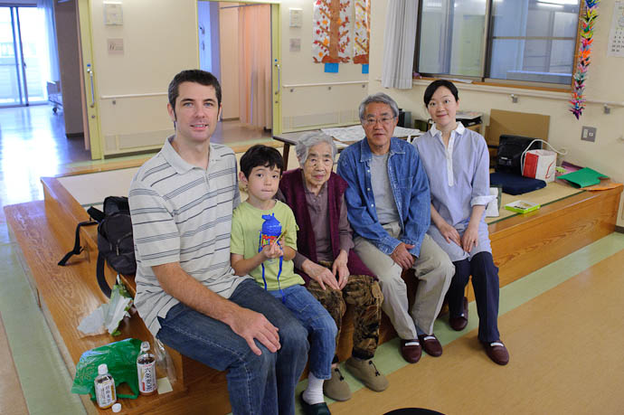 Connections Through Time Me, with my son, his mom, her dad, and his mom (though not in that order!) -- つくしの里 -- Kadoma, Osaka, Japan -- Copyright 2009 Jeffrey Friedl, http://regex.info/blog/