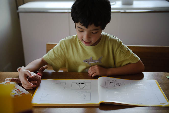 Anthony Reading a Story in English -- Kyoto, Japan -- Copyright 2009 Jeffrey Friedl, http://regex.info/blog/