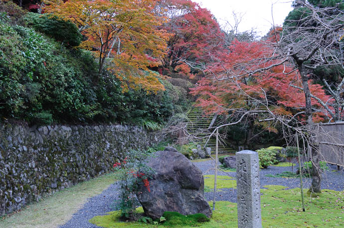 View from the Left End of the Fence -- Near the Hakuryuuen Gardens -- Kyoto, Japan -- Copyright 2009 Jeffrey Friedl, http://regex.info/blog/