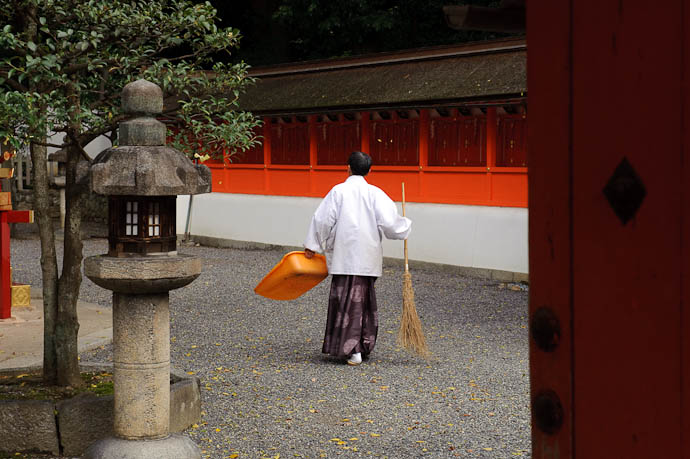 Heading Back for More &#8220; many leaves to sweep before I sleep &#8221; -- Yoshida Shrine -- Kyoto, Japan -- Copyright 2009 Jeffrey Friedl, http://regex.info/blog/