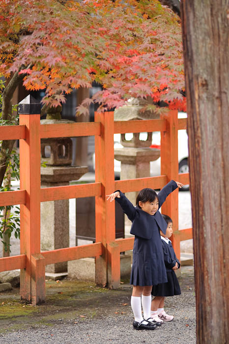 Just Being Cute -- Yoshida Shrine -- Kyoto, Japan -- Copyright 2009 Jeffrey Friedl, http://regex.info/blog/