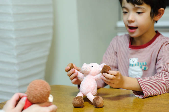 Meeting Curious George plush-toy buddies -- Kyoto, Japan -- Copyright 2009 Jeffrey Friedl, http://regex.info/blog/