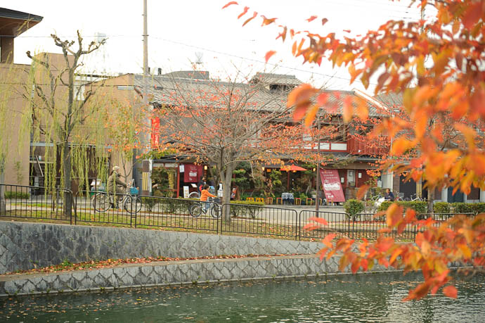 Along the Canal Heading to the Imperial Palace Park -- Kyoto, Japan -- Copyright 2009 Jeffrey Friedl, http://regex.info/blog/