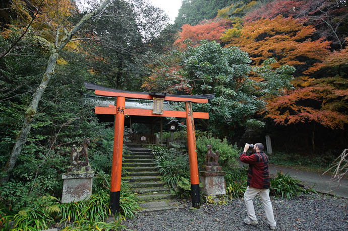 Zak Braverman photographs the main gate to the Kaneda Inari Taisha Shrine Kyoto, Japan -- Himukai Shrine -- Copyright 2009 Jeffrey Friedl, http://regex.info/blog/