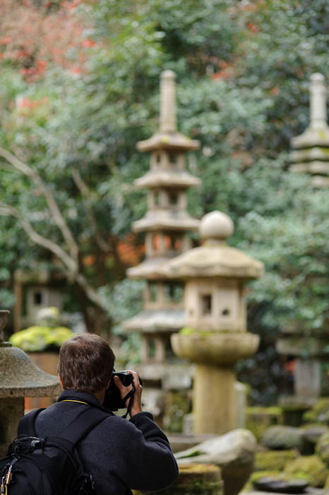 Imposing Paul Barr photographs the garden / sales floor / warehouse of Nishimura Stone Lanterns Kyoto, Japan -- Nishimura Stone Lanterns workshop and garden -- Copyright 2009 Jeffrey Friedl, http://regex.info/blog/
