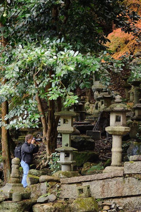 n1392() -- Nishimura Stone Lantern workworkshopshop and garden -- Kyoto, Japan -- Copyright 2009 Jeffrey Friedl, http://regex.info/blog/