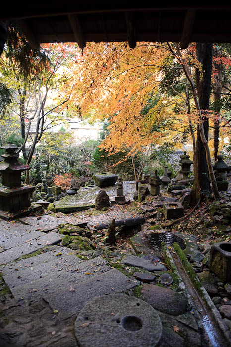 n1392() -- Nishimura Stone Lantern workworkshopshop and garden -- Kyoto, Japan -- Copyright 2009 Jeffrey Friedl, http://regex.info/blog/