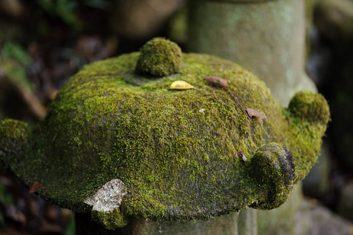 Ouch -- Nishimura Stone Lantern workworkshopshop and garden -- Kyoto, Japan -- Copyright 2009 Jeffrey Friedl, http://regex.info/blog/
