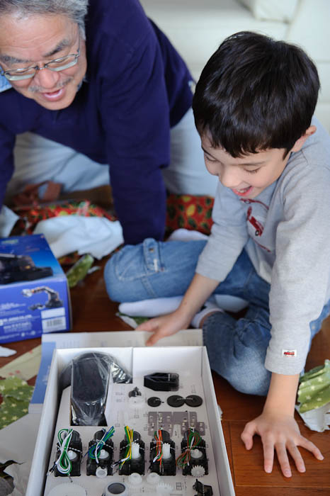 Robot Arm Pieces Parts from Santa gets Grandpa's attention as well -- Kyoto, Japan -- Copyright 2009 Jeffrey Friedl, http://regex.info/blog/