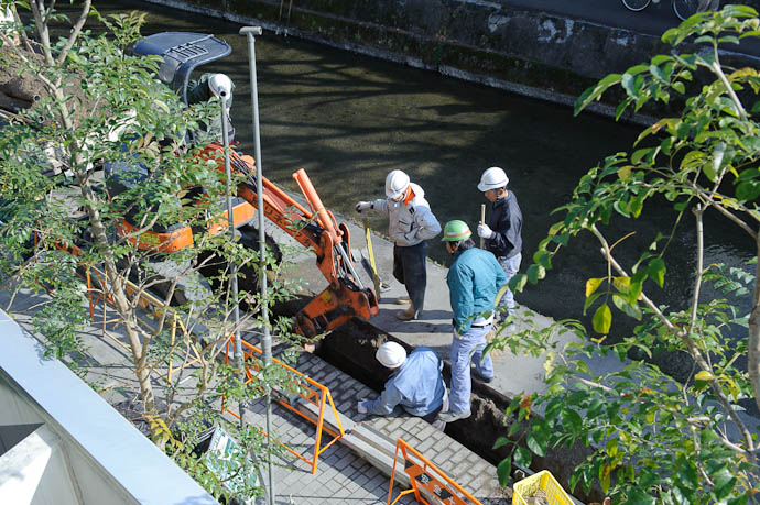 Just Like America one worker, four &#8220;supervisors&#8221; -- Kyoto, Japan -- Copyright 2010 Jeffrey Friedl, http://regex.info/blog/