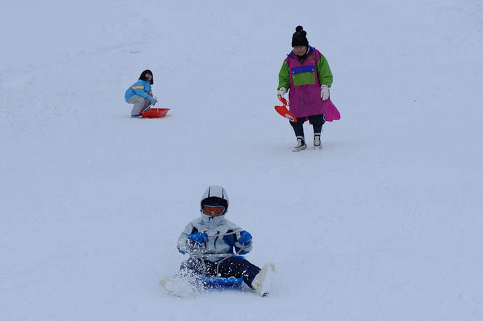Bundled Up ( I so wanted the lady at the top to make a run, but she opted against it ) -- Makino Ski Area -- Takashima, Shiga, Japan -- Copyright 2010 Jeffrey Friedl, http://regex.info/blog/