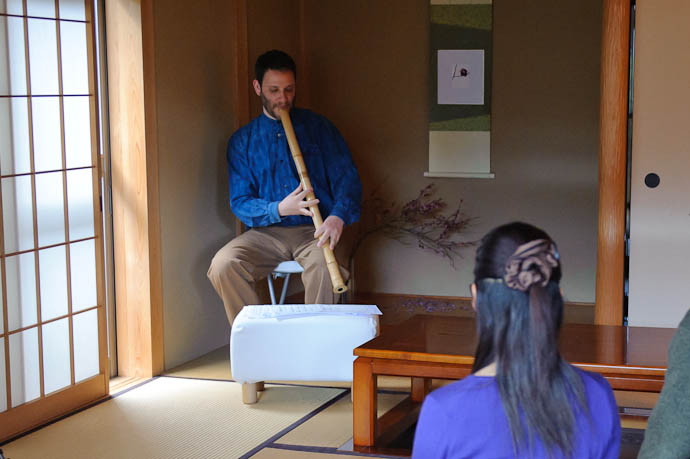 Zachary Braverman playing a long shakuhachi -- Copyright 2010 Jeffrey Friedl, http://regex.info/blog/