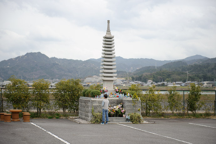 Pet-Cemetery Monument -- Pet cemetery -- Otsu, Shiga, Japan -- Copyright 2010 Jeffrey Friedl, http://regex.info/blog/