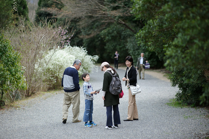 Surreal Family Gathering -- Sunainosato -- Otsu, Shiga, Japan -- Copyright 2010 Jeffrey Friedl, http://regex.info/blog/