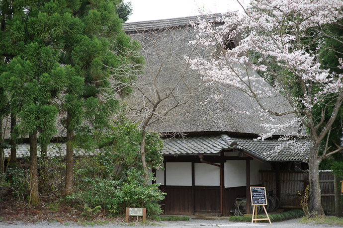 Welcome House -- Sunainosato -- Otsu, Shiga, Japan -- Copyright 2010 Jeffrey Friedl, http://regex.info/blog/