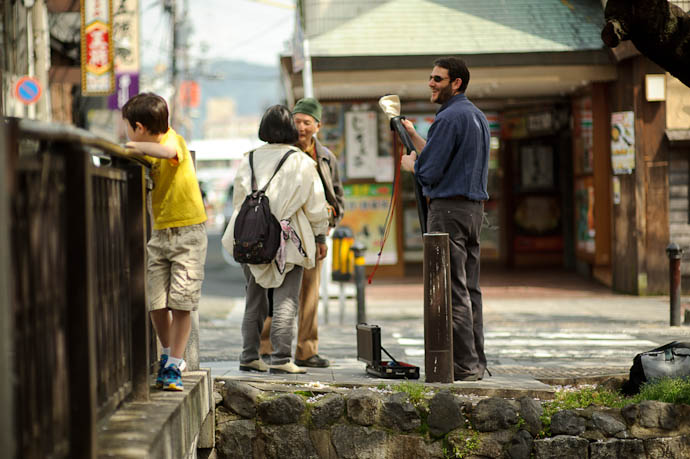 Putting Away the Shakuhachi again -- Kyoto, Japan -- Copyright 2010 Jeffrey Friedl, http://regex.info/blog/