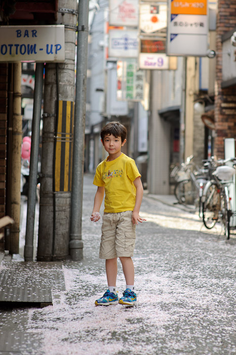 BIG handful 7&frac12;-year-old Anthony -- Kyoto, Japan -- Copyright 2010 Jeffrey Friedl, http://regex.info/blog/