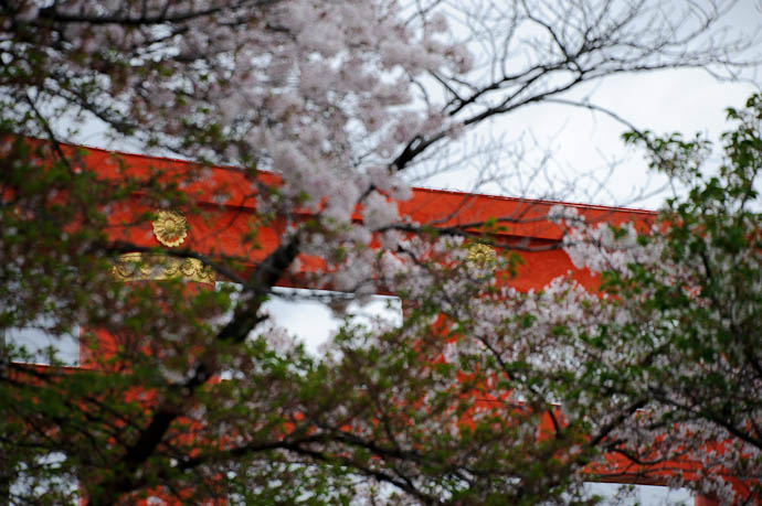 Main Gate of the Heian Shrine -- Kyoto, Japan -- Copyright 2010 Jeffrey Friedl, http://regex.info/blog/