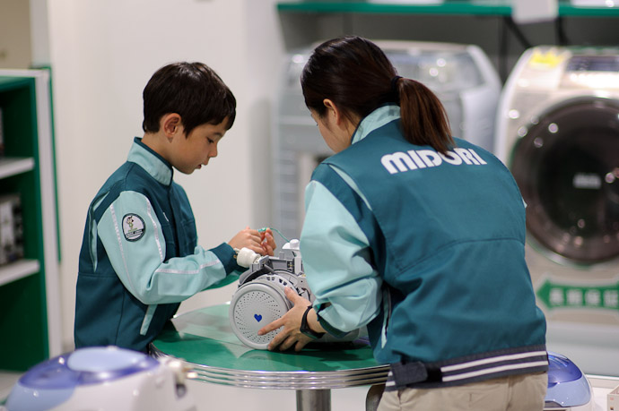 Removing the Electronics -- KidZania -- Nishinomiya, Hyogo, Japan -- Copyright 2010 Jeffrey Friedl, http://regex.info/blog/