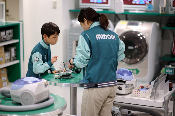 Checking the Schematic -- KidZania -- Nishinomiya, Hyogo, Japan -- Copyright 2010 Jeffrey Friedl, http://regex.info/blog/