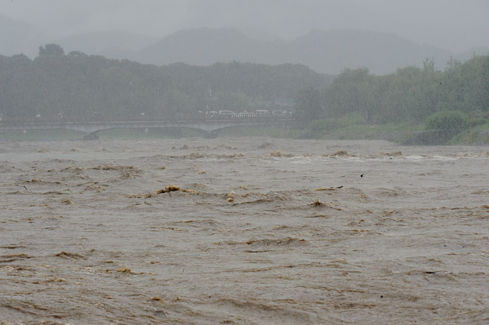 Kyoto's Kamo River on somewhat of an angry day -- Kyoto, Japan -- Copyright 2010 Jeffrey Friedl, http://regex.info/blog/