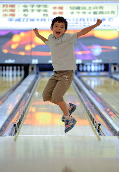 Strike -- Otsu Bowl -- Otsu, Shiga, Japan -- Copyright 2010 Jeffrey Friedl, http://regex.info/blog/