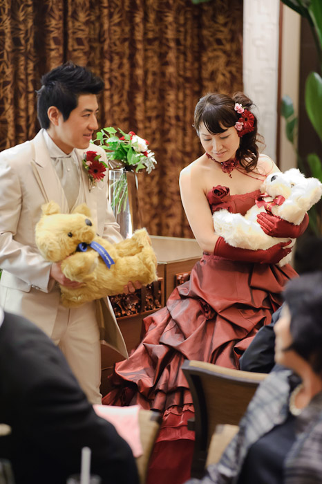 Ready to Present the Bears -- Wedding of Shogo and Namiko -- Nagoya, Aichi, Japan -- Copyright 2010 Jeffrey Friedl, http://regex.info/blog/