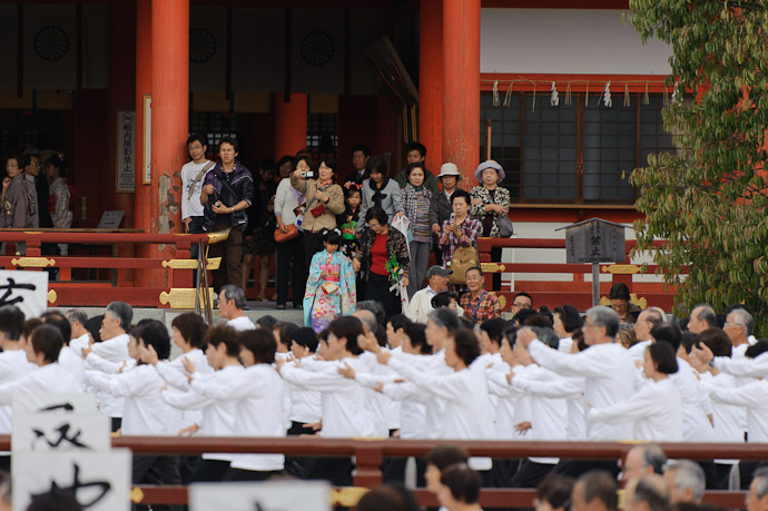 Free Show I'm sure that most shrine visitors had no idea what was going on ( I didn't know too much what was going on either, but at least I'd had a few minutes forewarning ) -- Heian Shrine -- Kyoto, Japan -- Copyright 2010 Jeffrey Friedl, http://regex.info/blog/