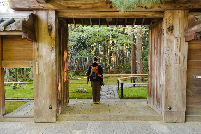 At the Main Gate -- Koutou-in Temple (高桐院) -- Kyoto, Japan -- Copyright 2010 Jeffrey Friedl, http://regex.info/blog/