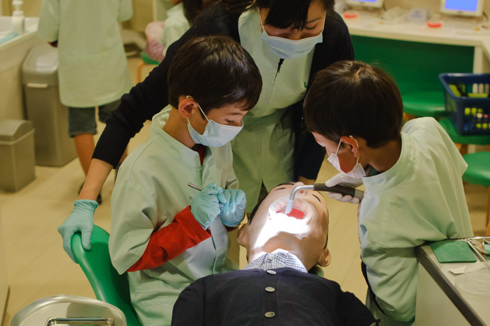 Gen Prepares the Patient -- Kidzania -- Nishinomiya, Hyogo, Japan -- Copyright 2010 Jeffrey Friedl, http://regex.info/blog/