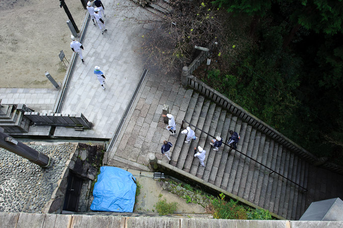 Baseball Team Streams Up -- Tanukidanisan Fudoin Temple -- Kyoto, Japan -- Copyright 2010 Jeffrey Friedl, http://regex.info/blog/