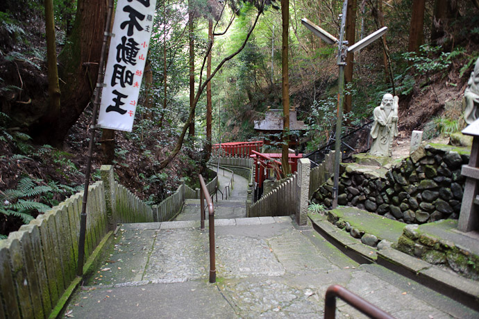Getting Twisty Toward the End -- Tanukidanisan Fudoin Temple -- Kyoto, Japan -- Copyright 2010 Jeffrey Friedl, http://regex.info/blog/