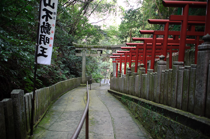 Past The Area of Gates -- Tanukidanisan Fudoin Temple -- Kyoto, Japan -- Copyright 2010 Jeffrey Friedl, http://regex.info/blog/