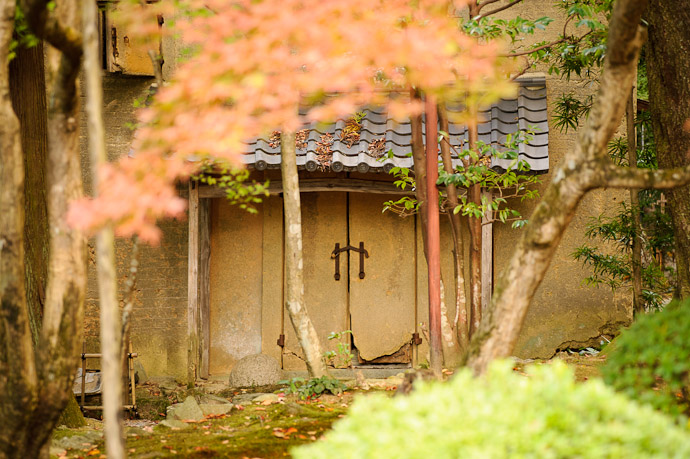 Seen Better Days -- Kongourinji Temple (金剛輪寺) -- Aisho, Shiga, Japan -- Copyright 2010 Jeffrey Friedl, http://regex.info/blog/