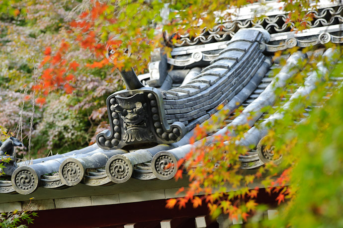 De-Horned demon in the tile has lost its horns -- Konzou Temple (金蔵寺) -- Kyoto, Japan -- Copyright 2010 Jeffrey Friedl, http://regex.info/blog/