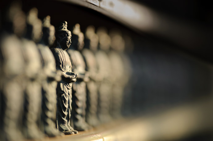 desktop background image of an offering statuette in focus among a long line of out-of-focus statuettes, at the Sanzen -- Very Isolated -- Sanzen-in Temple (三千院) -- Kyoto, Japan -- Copyright 2010 Jeffrey Friedl, http://regex.info/blog/