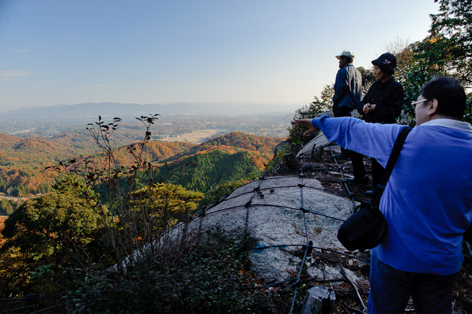 Shimada-san and The Teeming Masses we four had the mountain to ourselves -- Sokushouji Temple (息障寺) -- Koka, Shiga, Japan -- Copyright 2010 Jeffrey Friedl, http://regex.info/blog/