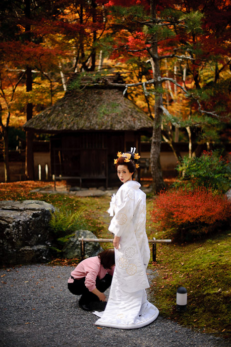 Final Touches photo shoot, gardens of the Shouzan Resort, Kyoto -- Shouzan Gardens (しょうざん) -- Kyoto, Japan -- Copyright 2010 Jeffrey Friedl, http://regex.info/blog/