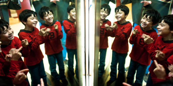 One Boy, Two Mirrors, Lots'a Fun at the Kyoto City Science Center for Youth -- Kyoto City Science Center For Youth (京都市青少年科学センター) -- Kyoto, Japan -- Copyright 2010 Jeffrey Friedl, http://regex.info/blog/