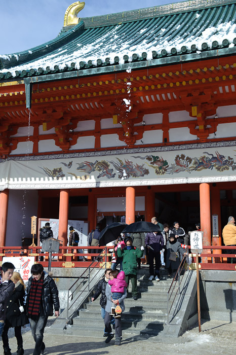 Here Comes One -- Heian Shrine -- Kyoto, Japan -- Copyright 2011 Jeffrey Friedl, http://regex.info/blog/